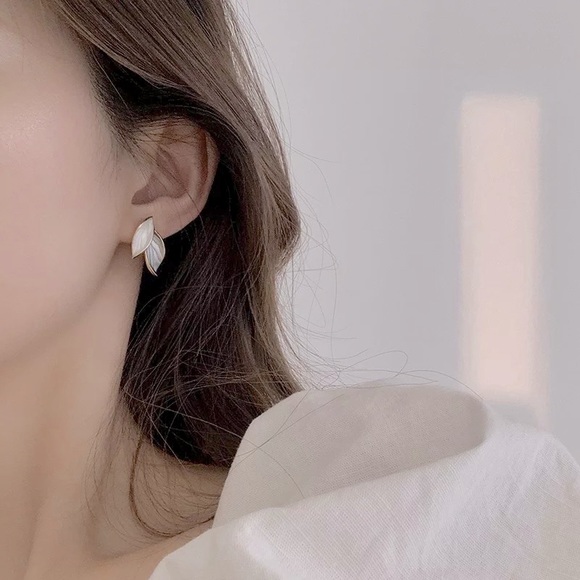 Elegant gold/pearl leaves stud earrings - Picture 2 of 4